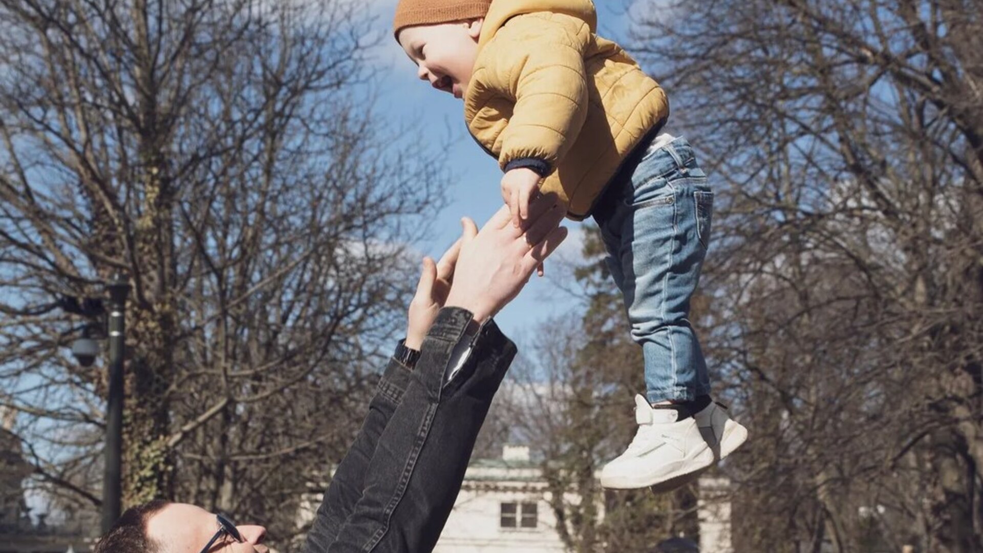 Ģimenes fotosesija parkā — dabiski smiekli