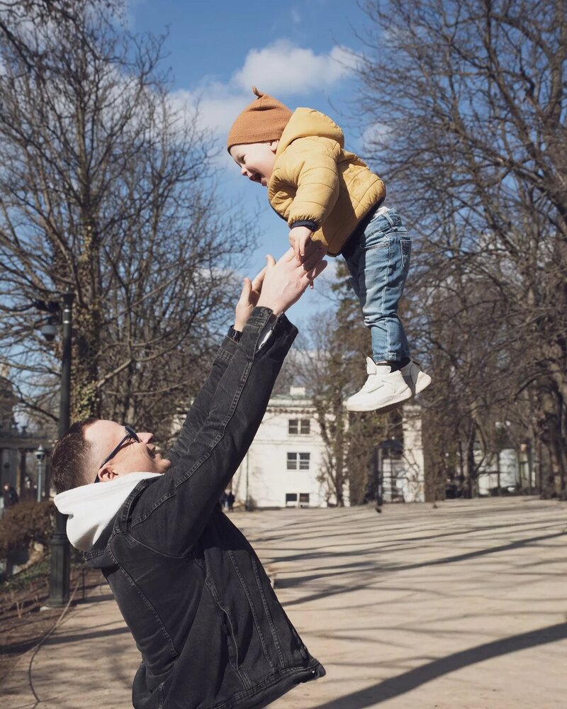 Ģimenes fotosesija parkā — dabiski smiekli