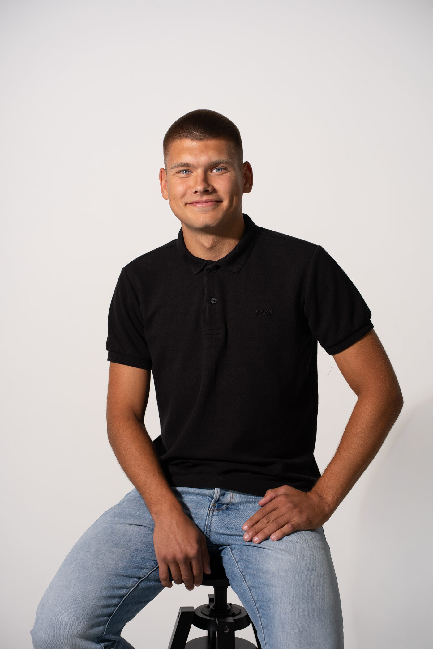 Tuvplāna portrets ar maigu ēnojumu